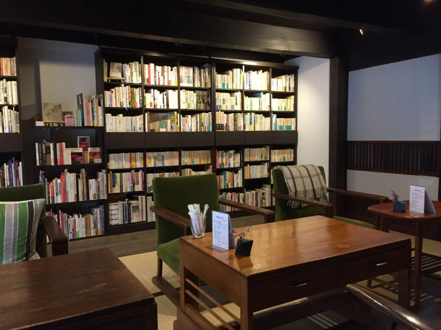 古本カフェ「のらっぽ」：築160年の古民家の店内に並ぶ約2,600冊のアートな本が圧巻！ お気に入りの本を探しながらカフェで過ごすくつろぎの時間（長野県東御市）