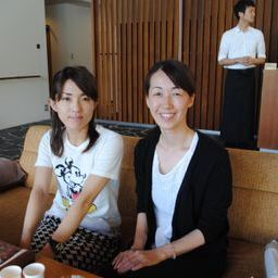 山岸さん(右) とMyuko記者(左)