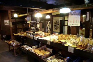 ルヴァン信州上田店：多くの人に愛されてきた国産小麦・天然酵母パンの老舗。お店は趣ある古民家で、イートインのカフェはくつろぎの空間（長野県上田市）