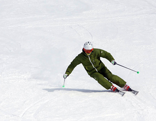 シュナイダースキースクール：雪山の新しいワクワクを発見！　親子の思い出づくりを応援（長野県菅平高原）